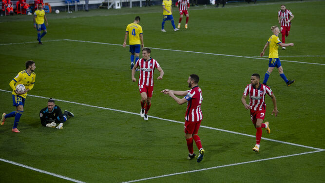 Nieto coge el balón mientras Koke celebra el cuarto gol del Atlético.