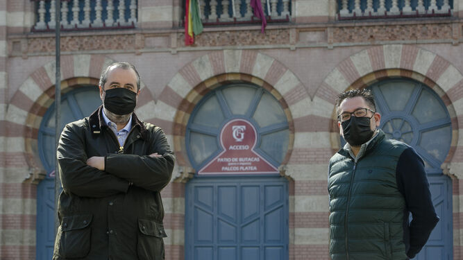Juanma Canseco y José Manuel Sánchez Reyes, autores de 'En la ciudad de Cádiz...', en la puerta del Falla.