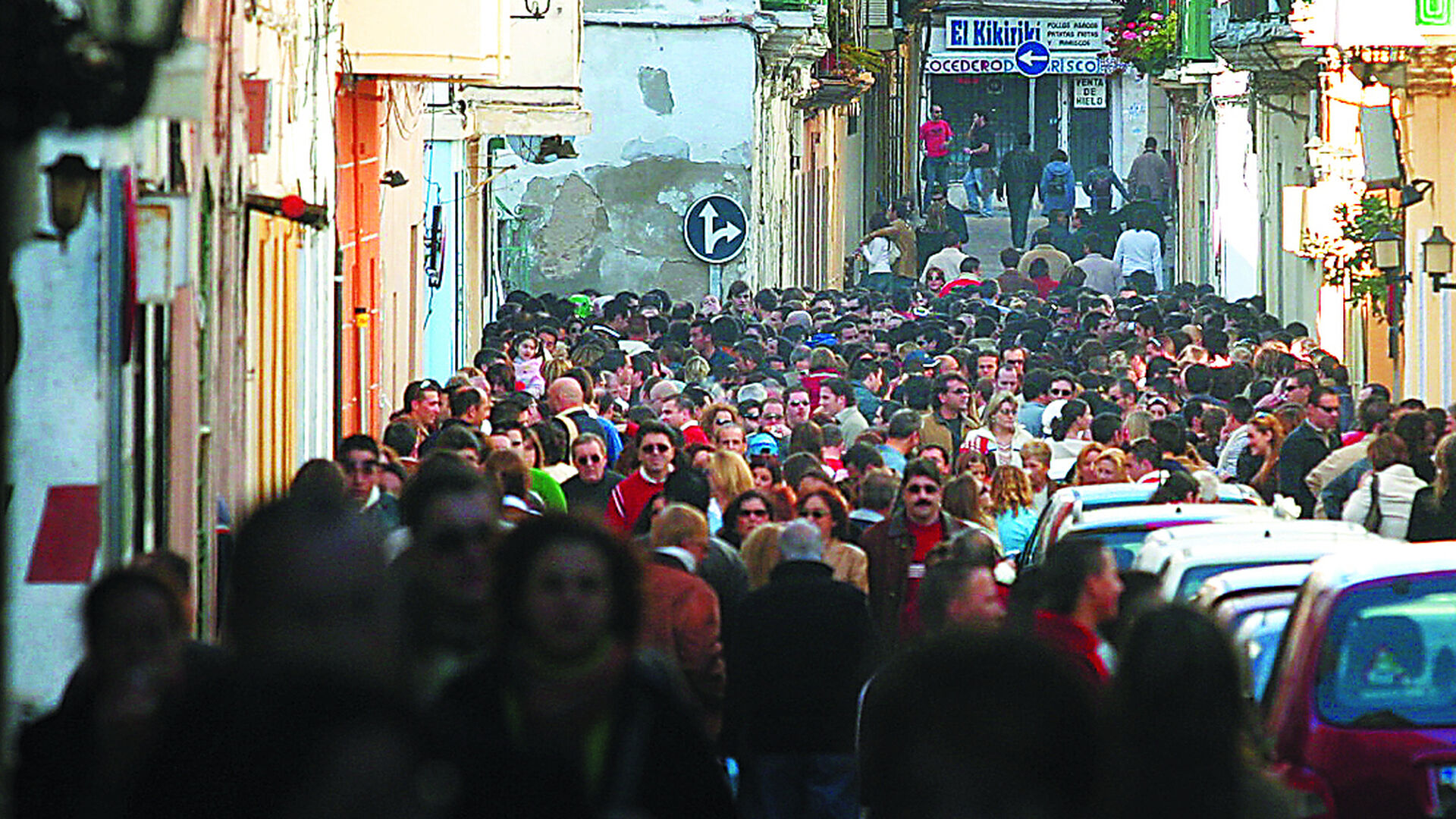 Erizada Popular. Unas diez mil personas acudieron al barrio de La Vi&ntilde;a para dar la bienvenida al Carnaval 2005.