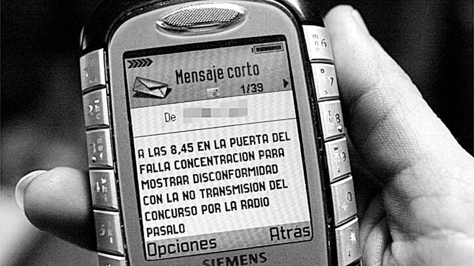 La pantalla de un m&oacute;vil con un SMS de convocatoria para protestar por la pol&eacute;mica de la radio en el COAC.