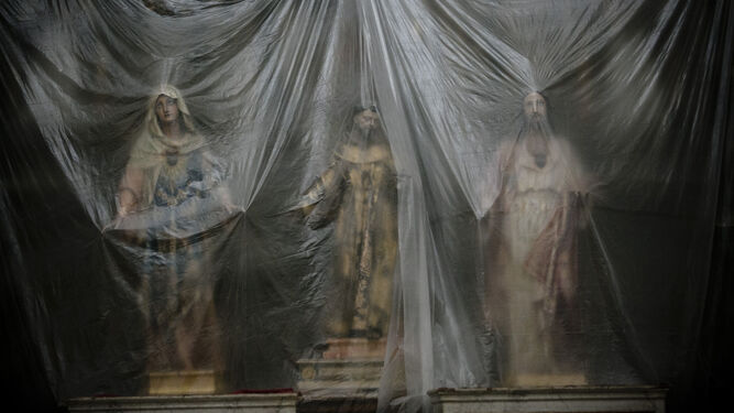 Altar envuelto en plásticos en San Francisco por obras en la iglesia.