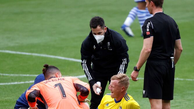 Jonsson es atendido tras lesionarse en el Reale Arena.