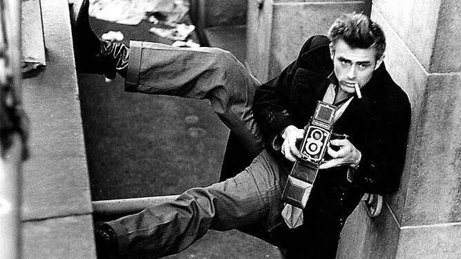 Retrato del actor estadounidense James Dean realizado por el fotógrafo Roy Schatt.