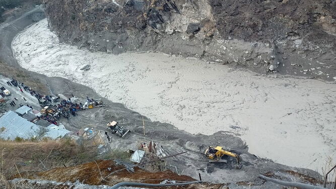 Una avalancha de agua y lodo por la rotura de un glaciar deja un centenar de desaparecidos en India