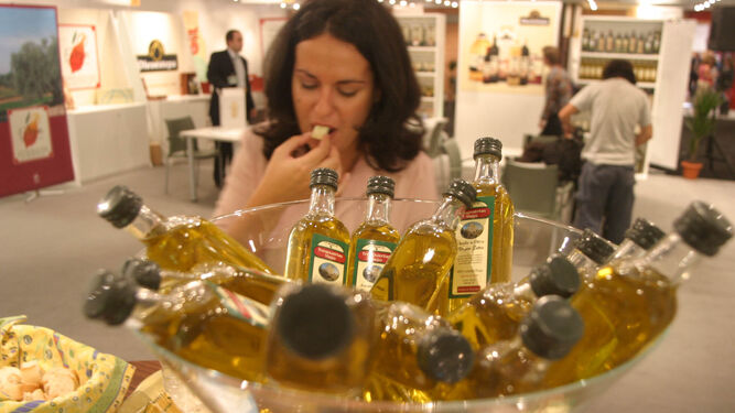 Una mujer prueba aceite de oliva en un expositor