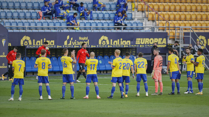 Los jugadores del Cádiz, en el césped del Carranza antes de jugar contra el Granada.