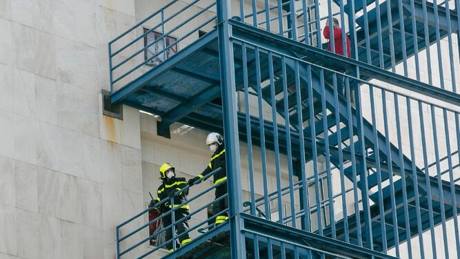 Los Bomberos, esta mañana, en la escalera de incendios del Puerta del Mar