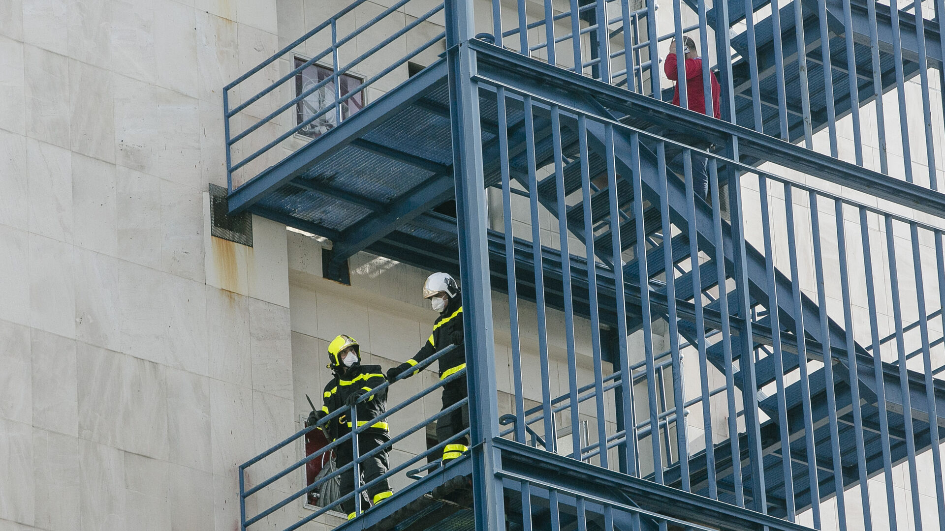 Bomberos y polic&iacute;a judical trabajando en las plantas afectadas por el incendio.