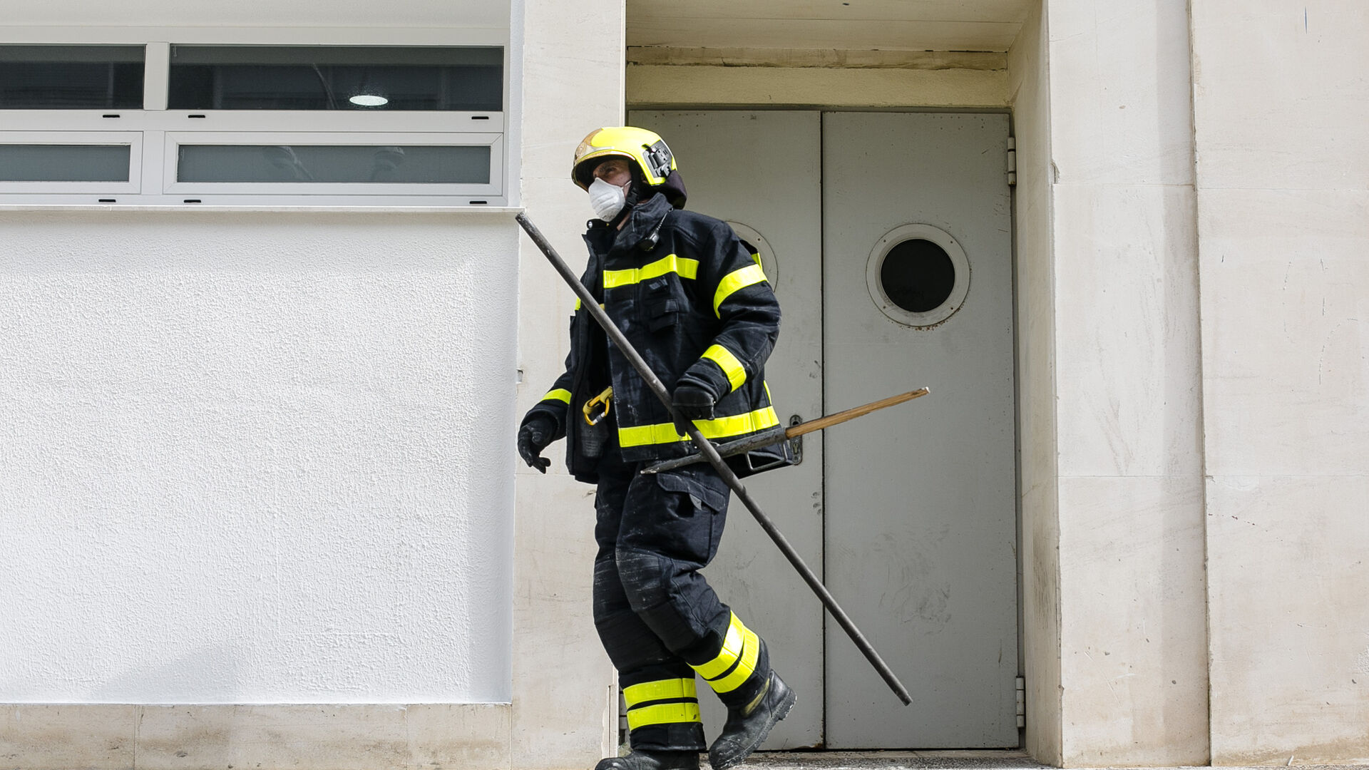 Un bombero saliendo de inspeccionar las plantas del hospital afectadas por el incendio.