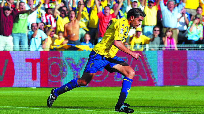 Enrique corre hacia el banquillo para celebra su gol con Estoyanoff.
