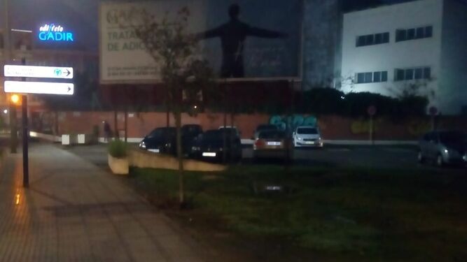 Imagen nocturna de la parada del autobús escolar de La Longuera