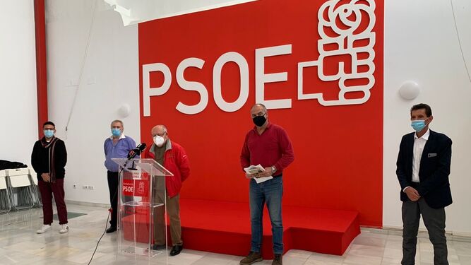 Representantes del PSOE y asociaciones de parados en la Casa del Pueblo.