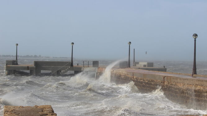 Puntilla del muelle de Puerto Real durante un temporal