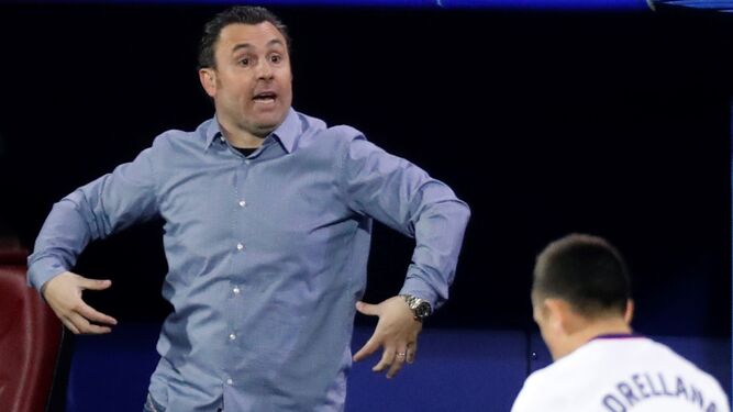 Sergio, entrenador del Valladolid, gesticula durante el empate de su equipo en Eibar.
