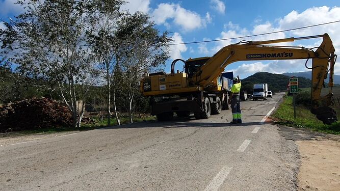 Obras de mejora en la carretera del Castaño, en Benalup, en una imagen del pasado mes de diciembre.