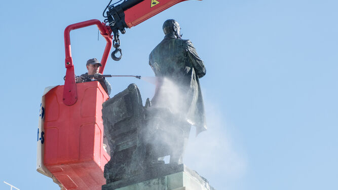 Limpieza que se realizó en la estatua de Moret en mayo de 2019.