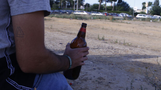 Un joven con una litrona de cerveza, en una imagen de archivo.