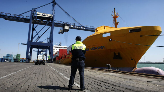 Un policía portuario vigila en la zona de la terminal de contenedores de Concasa.