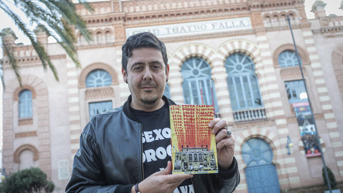 Rafael Pastrana Lorenzo posa con su novela delante del Gran Teatro Falla.