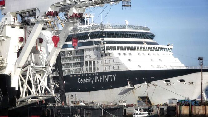El 'Celebrity Infinity', en el dique cuatro de Navantia Cádiz.