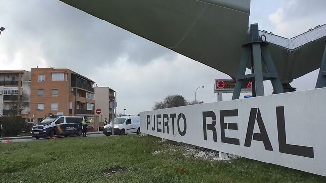 Controles policiales en Puerto Real durante el cierre perimetral del municipio