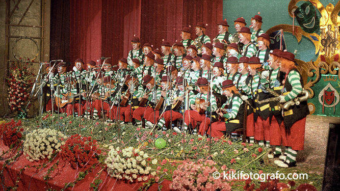El coro 'Entre pitos y flautas', en un momento de su actuación en la Gran Final del Carnaval 1981.