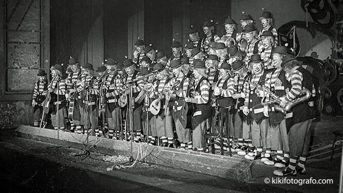 El coro 'Entre pitos y flautas', de la Peña La Salle-Viña, actuó en la función de noche del 23-F.