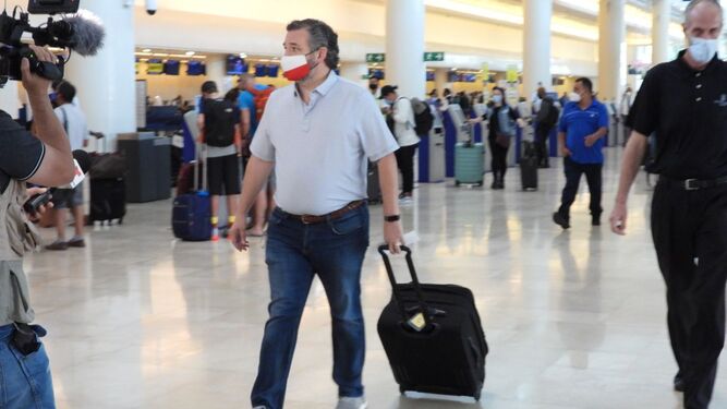 Ted Cruz, en manga corta, cuando embarcaba a Cancún