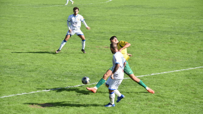 Un lance del encuentro de la primera vuelta disputado en el Polideportivo San Rafael.