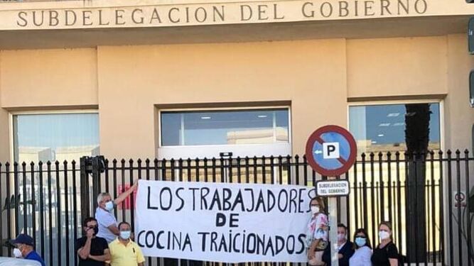 Protesta de los trabajadores del Acuartelamiento de Camposoto en la Subdelegación del Gobierno hace meses.