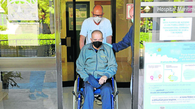 Un ingresado  por Covid sale de un centro hospitalario en Málaga.