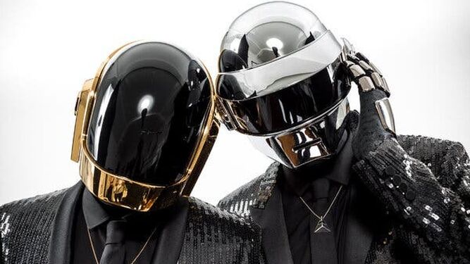 Daft Punk, con sus icónicos e innegociables cascos de robots.