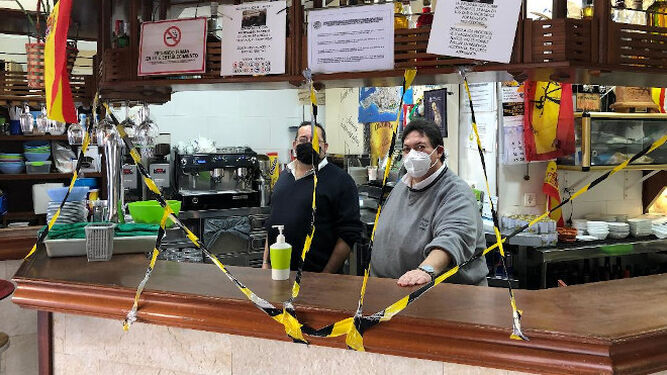 El propietario del Bar Andaluz Juan Ramón Alcedo, junto a José Cedeiras, tras reabrir de nuevo el Café Bar Andalúz, tras haber superado el coronavirus.