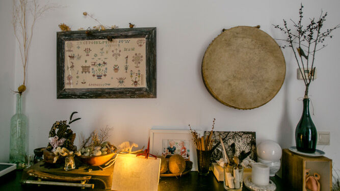 Objetos y esculturas en sus diferentes espacios, entre ellas una de Arsenio Cordero.