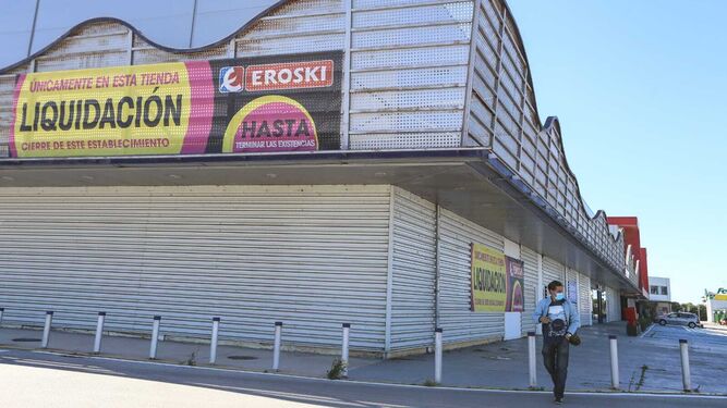 Cartelería anunciando el inminente cierre del supermercado ubicado a la entrada de la ciudad.