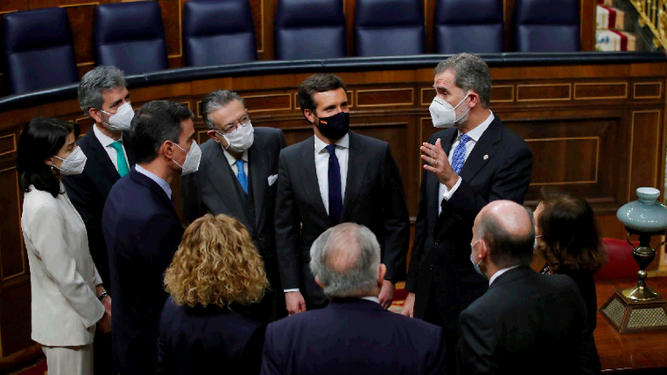 Don Felipe habla con algunos diputados, entre ellos Pedro Sánchez y Pablo Casado, tras el acto.