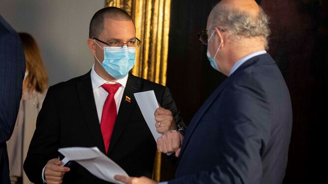 El canciller venezolano, Jorge Arreaza (i), entrega al encargado de Negocios de España, Juan Fernández Trigo, una nota de protesta.