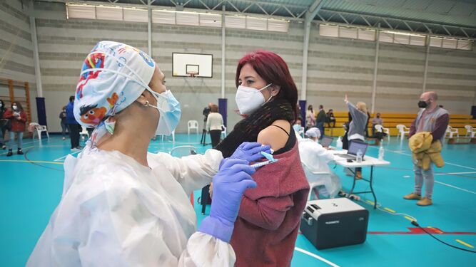 Una sanitaria vacuna a una trabajadora de Educación en Algeciras este miércoles.