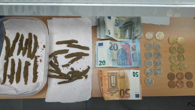 La droga y el dinero intervenido por la Policía Local de Sanlúcar.
