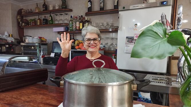La cocinera Manuela Estudillo, del gaditano bar La Cabaña, en la imagen que será portada del libro.