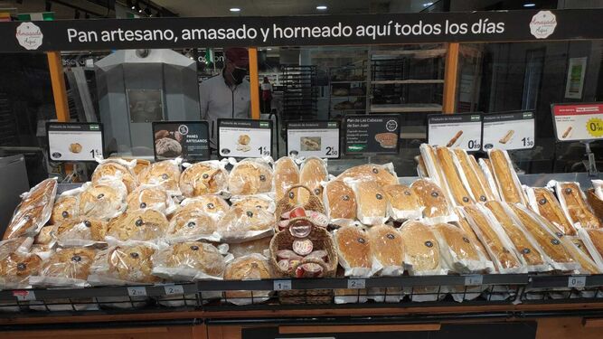 Panadería en Carrefour con productos de Andalucía.