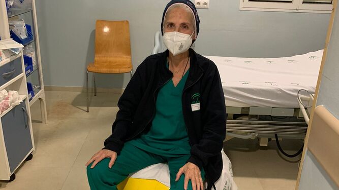 Concha Gamundi sentada sobre una pelota de dilatación en el Hospital de Puerto Real.