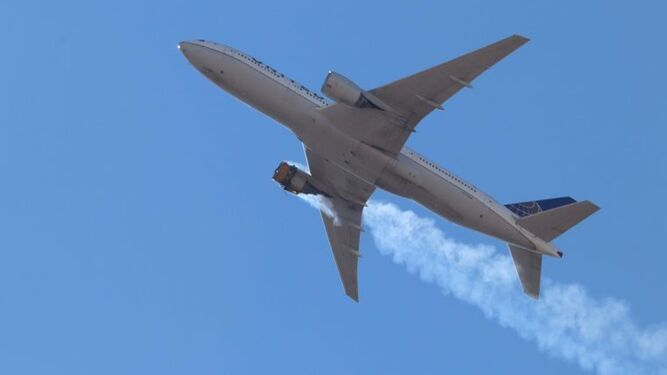 El Boeing 777 con problemas en un motor que perdió piezas en Denver