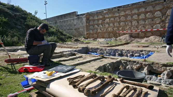 Trabajos de exhumación de víctimas de la represión franquista en el cementerio de San José en una fase anterior.