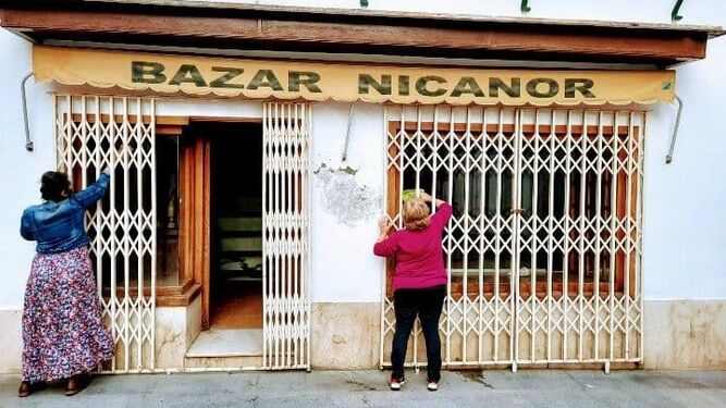 Los comerciantes de Revive El Puerto, preparan el bazar para exponer los objetos del sorteo.
