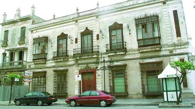 La Casa Lazaga, fotografiada en el año 2000, unos meses antes de anunciarse su compra por el Ayuntamiento.