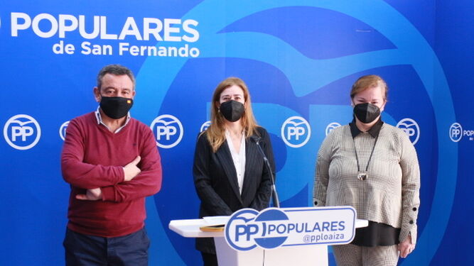 José Loaiza, Teresa Ruiz-Sillero y María José de Alba, esta mañana en la sede del PP de San Fernando.