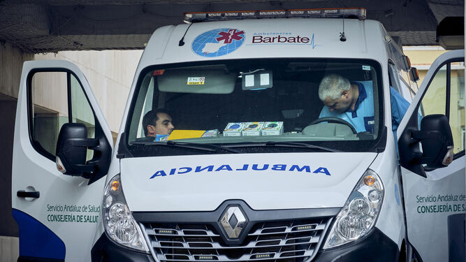 Una ambulancia en el Puerta del Mar.