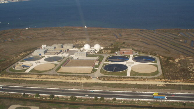 Una imagen aérea de la depuradora Cádiz-San Fernando, cuyas aguas regeneradas se reutilizarán gracias a una de las mejoras que se harán con el canon.