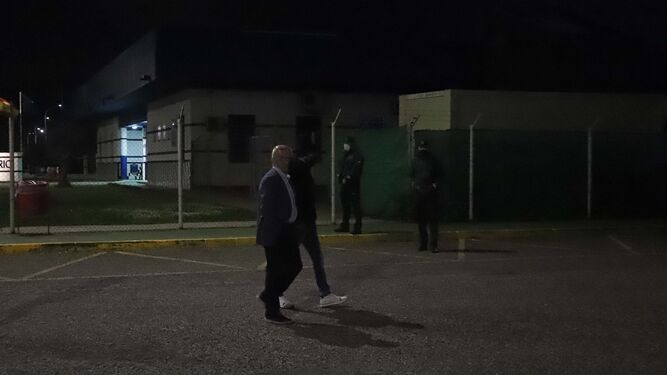 Francisco Tejón junto a su abogado tras salir de la prisión de Botafuegos
